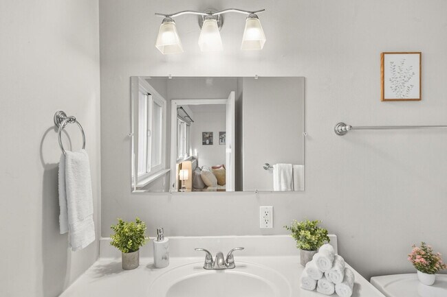 Building Photo - 2380 Aram Ave