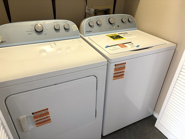 Building Photo - Beautiful 5 Bedroom NE Heights Home With B...