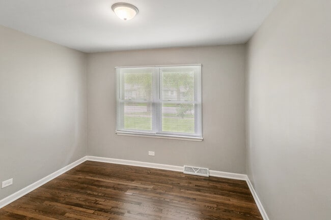 Building Photo - 15403 Cherry Ln