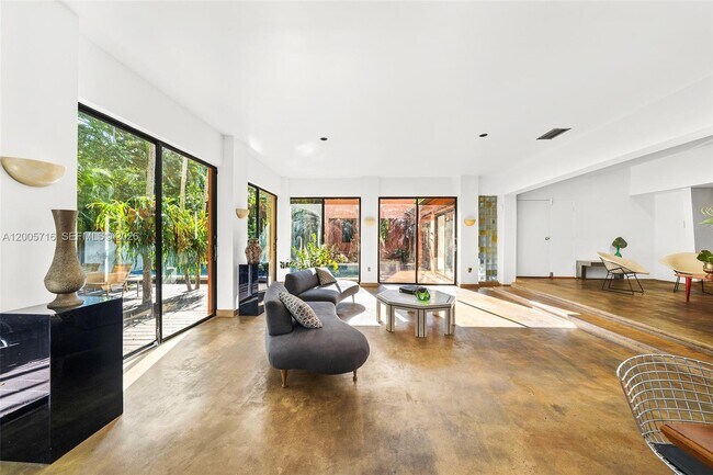 Building Photo - 5627 Granada Blvd