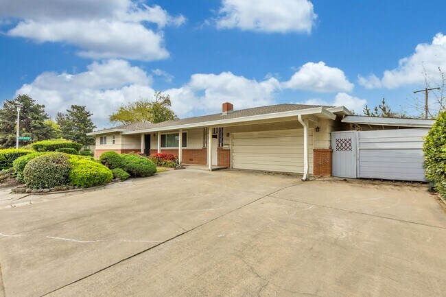 Building Photo - 1020 Seamas Ave