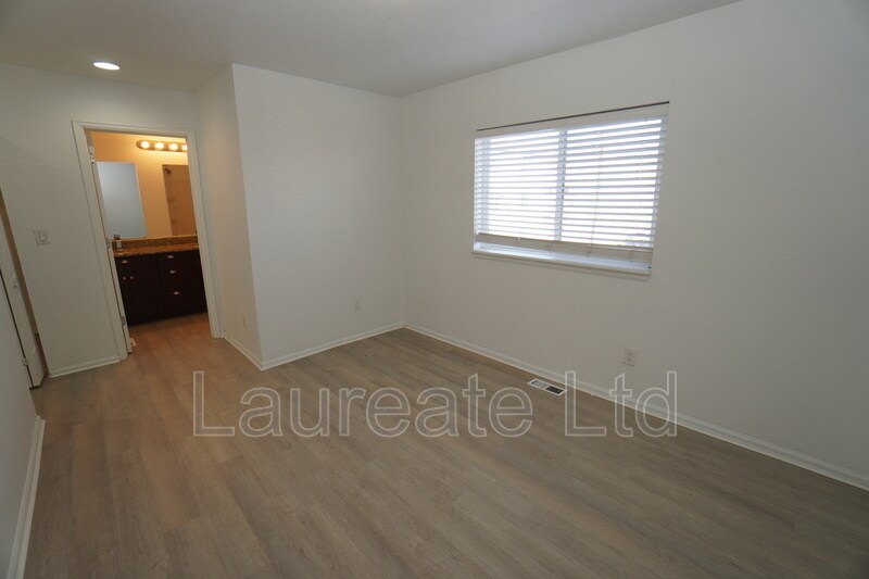 Building Photo - 2995 W Yale Ave