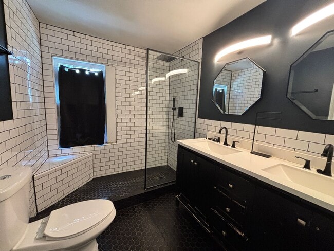 Building Photo - 312 S Valentine St