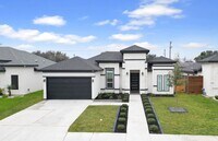 Building Photo - Stunning - 3 b/2.5 bath Home - Don't Miss Out!