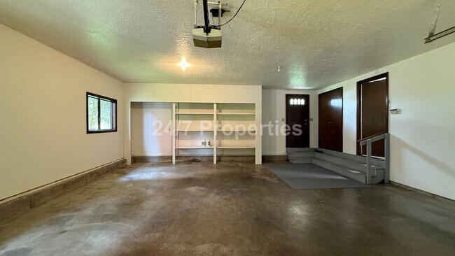 Building Photo - Sprawling 5 BD | 3 BA with Basement - Gresham