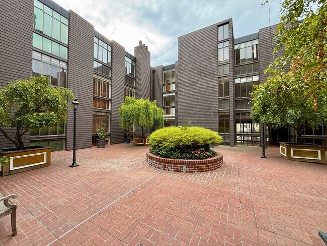 Building Photo - Top Floor Condo in Nob Hill