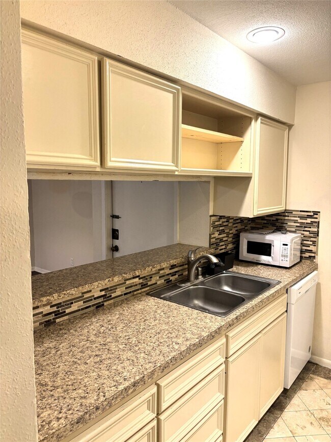 Building Photo - 3025 Walnut Bend Ln
