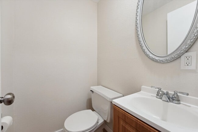 Building Photo - Adorable and Spacious Golden Townhome