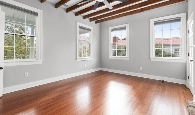 Building Photo - 138 Coming St