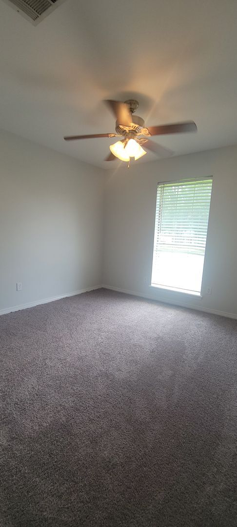 Building Photo - Beautiful 3 bedroom/2 bath with fireplace and huge covered back patio!