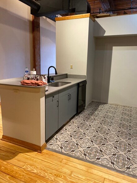 Building Photo - 230 W Tazewell St