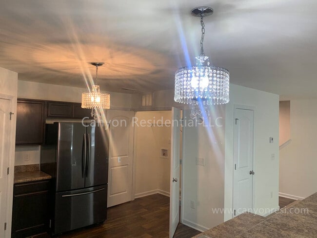 Building Photo - Recently Renovated!! Beautiful 4BR home.