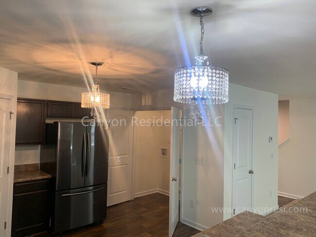 Building Photo - Recently Renovated!!Beautiful 4BR home.