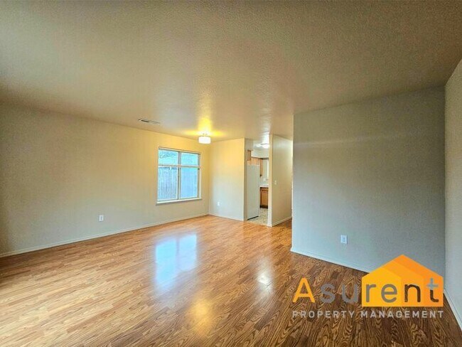 Building Photo - Freshly Renovated Duplex: 2 Bedrooms, 1.5 Bathrooms, w/ Fenced Backyard