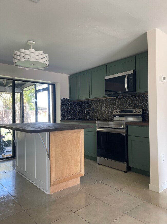 Building Photo - 2019 Bayshore Gardens Pkwy