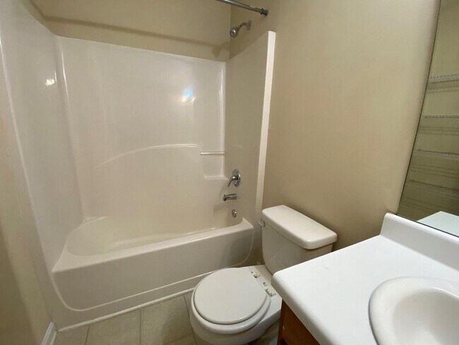 Building Photo - ROOMMATE MATCHING ONLY - PRE-LEASING FOR AUGUST 1 2026! 1/2 Off Deposit!