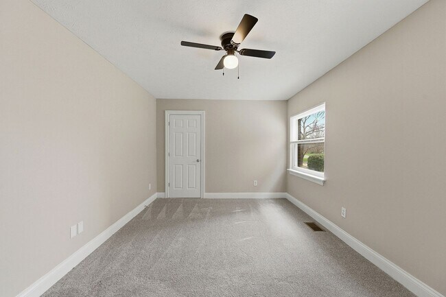 Building Photo - Updated 2BR Apartments Walkable to Xavier University