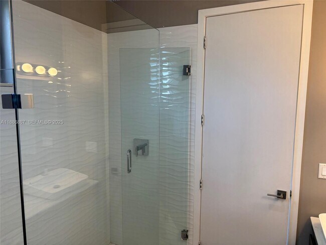 Building Photo - 630 NE 12th Ave