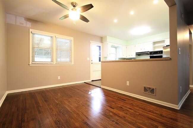 Building Photo - Beautiful and Spacious 3 Bedroom / 2 Bath ...