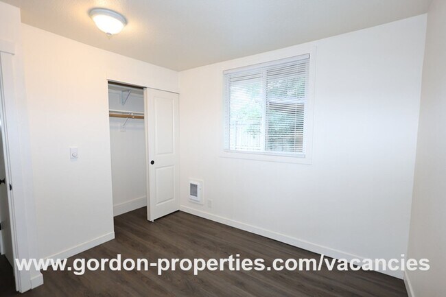 Building Photo - SE Arista Dr - 2 bedroom unit in the heart...