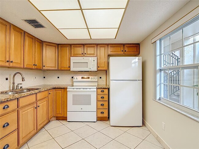 Building Photo - 831 Maple Ct