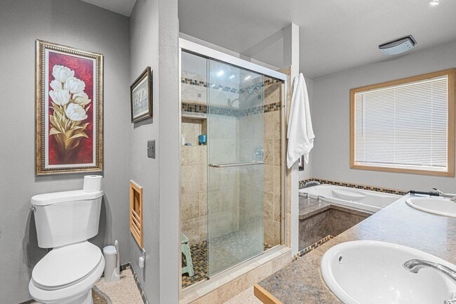 Building Photo - 1005 N 3rd St E