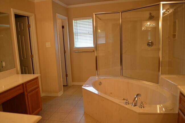 Building Photo - EXECUTIVE HOME IN COUNTRY TRAILS SUBDIVISI...