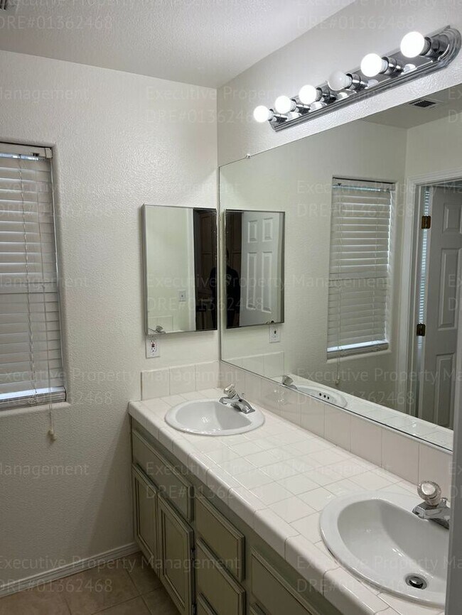 Building Photo - Stunning 4-bedroom, 3 bathroom home located in the westside of Bakersfield this spacious house of...