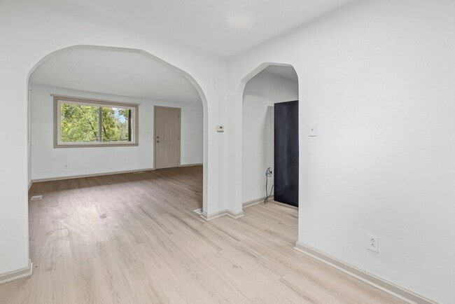 Building Photo - Beautiful 3 Bedroom Home