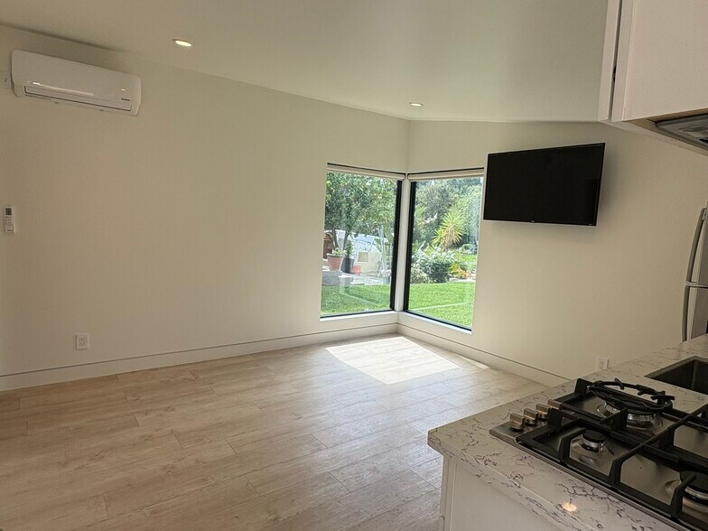 Building Photo - 4236 Ellenita Ave