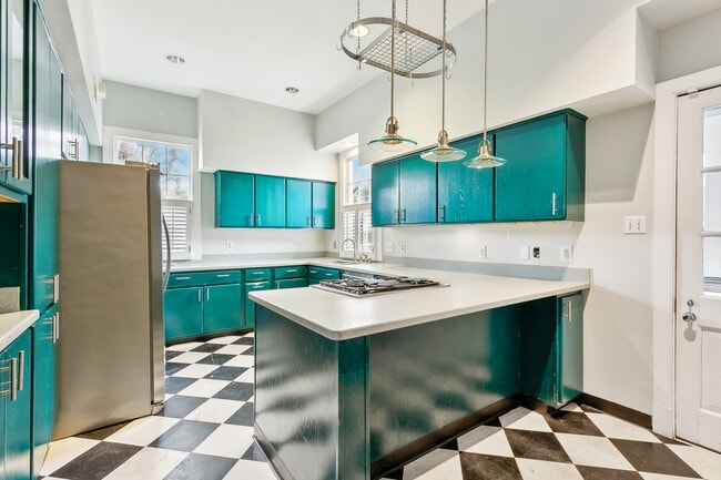 Building Photo - 523 Turquoise St