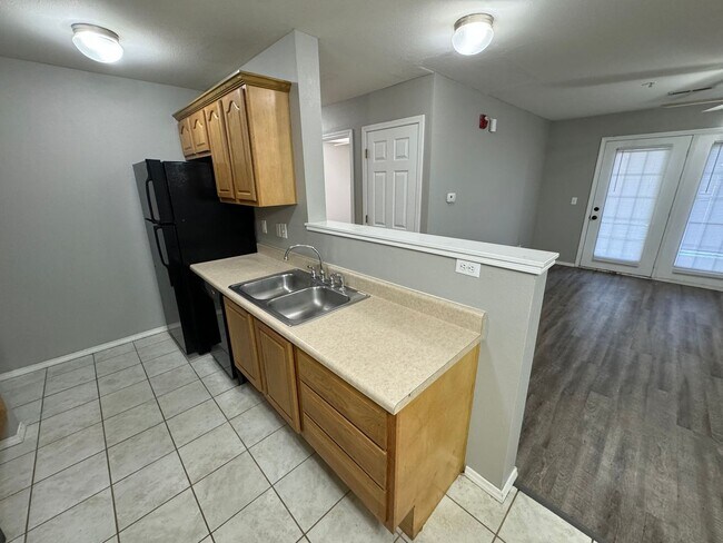 Building Photo - Updated 1 bedroom 2 bathroom apartment on ...