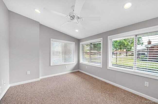 Building Photo - 229 Redwood Dr