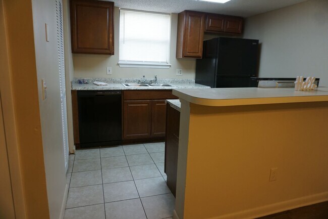 Building Photo - 5528 Greatpine Ln S