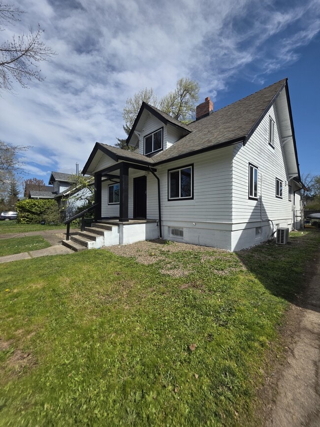 Building Photo - 1060-KE1060 15th St NE