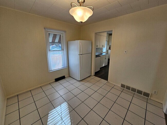 Building Photo - 3 bed, 1 bath, Mishawaka. Fenced Yard. Gar...