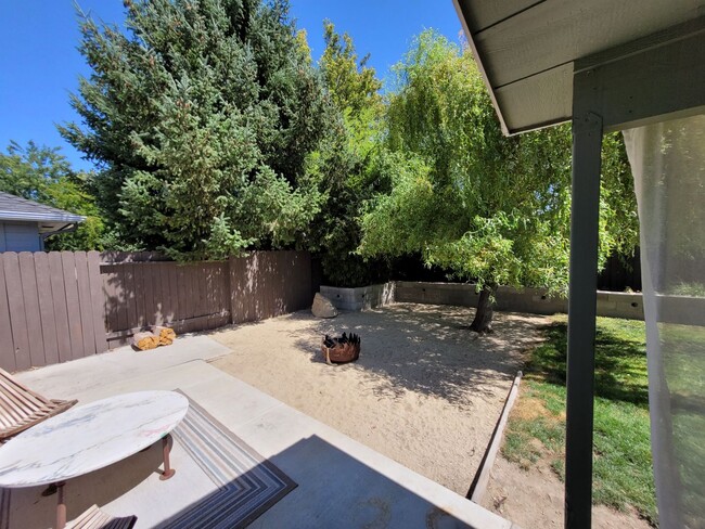 Building Photo - Stunning Home with Hot Tub with Detached O...