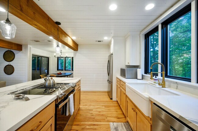 Building Photo - 47 White Pne Rd