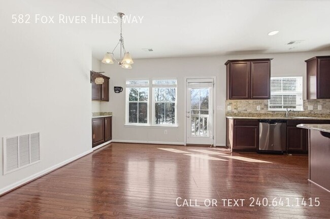 Building Photo - 582 Fox River Hills Way