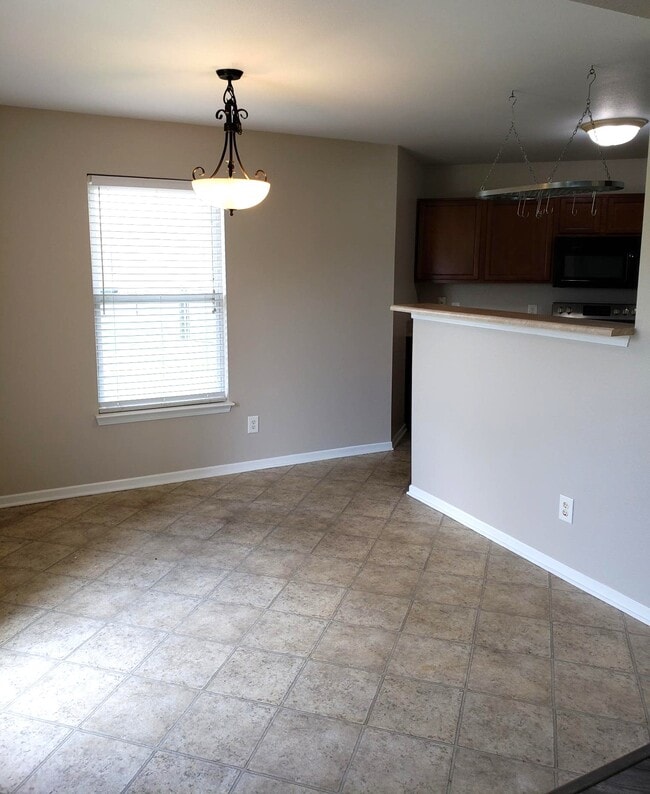 Building Photo - 898 Stonehurst Dr