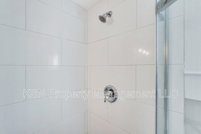 Building Photo - 309 W 33rd St