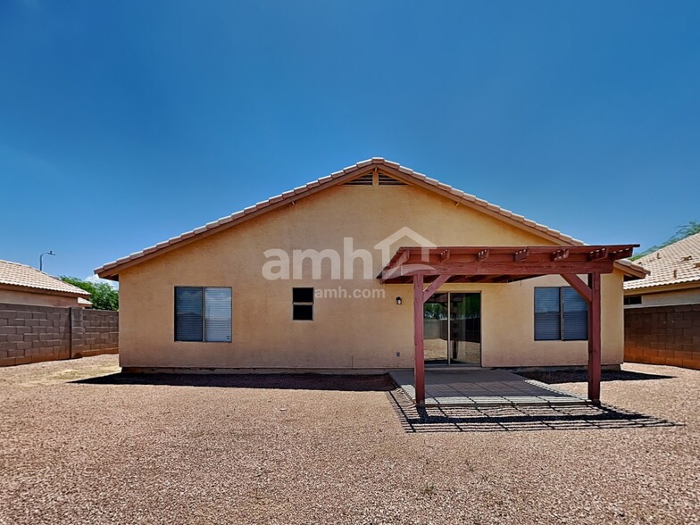 Building Photo - 1324 W Pleasant Ln