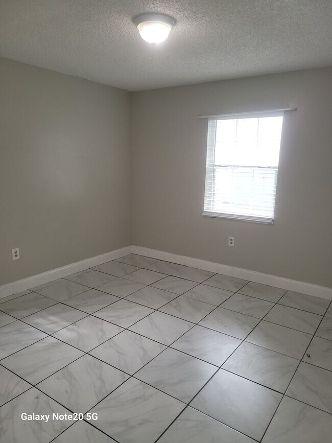 Building Photo - FOR RENT!! CUTE AND CHARMING 2 BEDROOM 1 BATH END UNIT TRIPLEX FOR RENT (MOVE IN SPECIAL)...