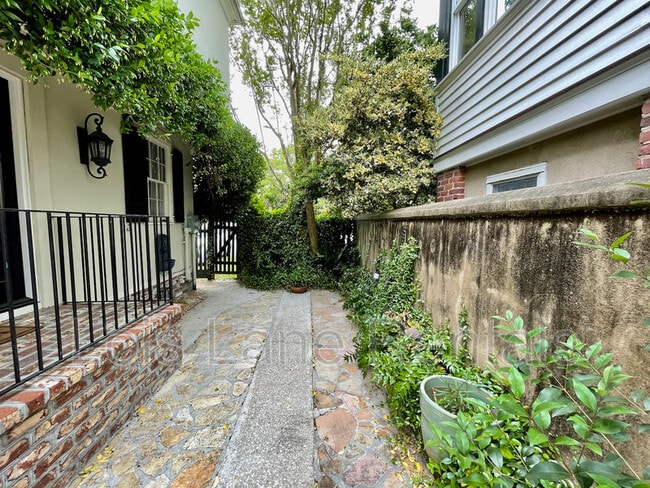 Building Photo - 3 1/2 Saint Michaels Alley