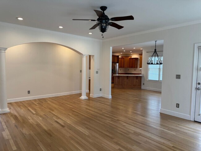 Building Photo - Stunning 5BR Executive Style Home in Brentwood