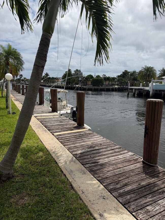 Building Photo - 1100 Pine Dr