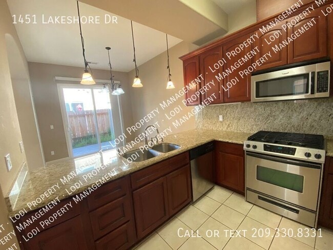 Building Photo - 1451 Lakeshore Dr