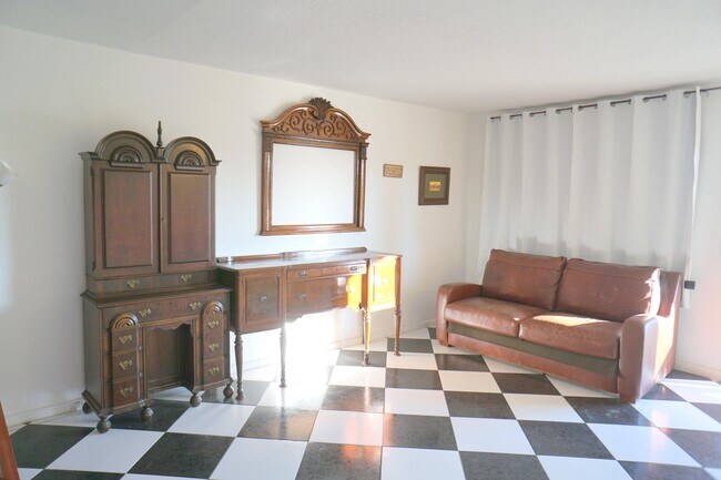 Building Photo - 401 Southampton A