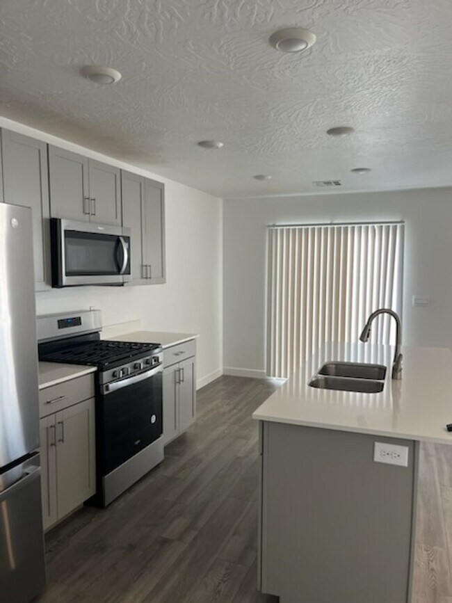 Building Photo - Charming Townhome