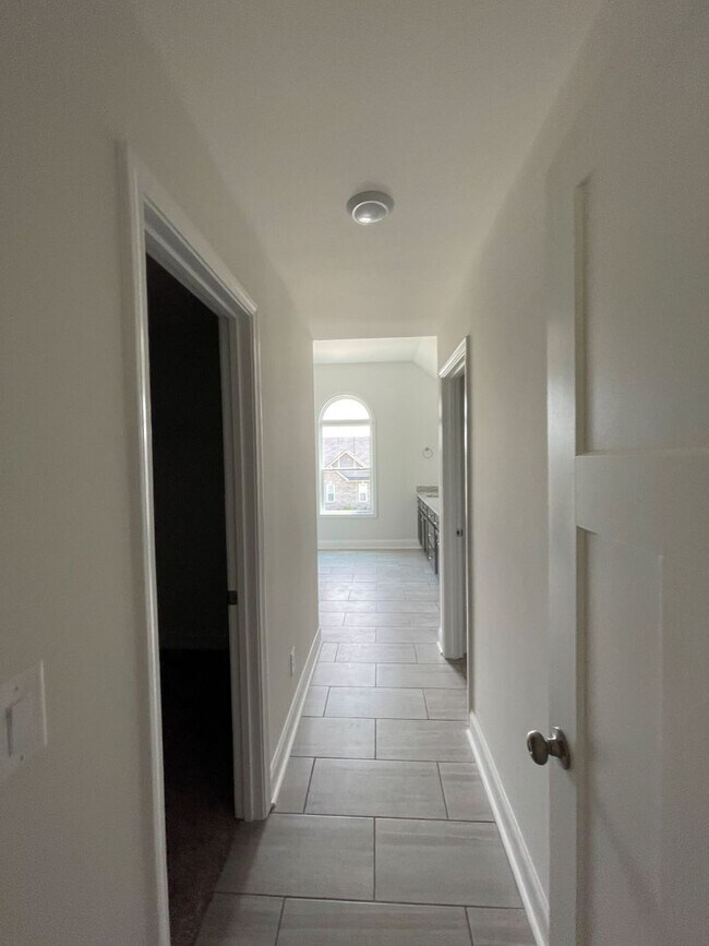 Building Photo - 6 bedroom/3 Baths + Bonus room!  Backs up ...